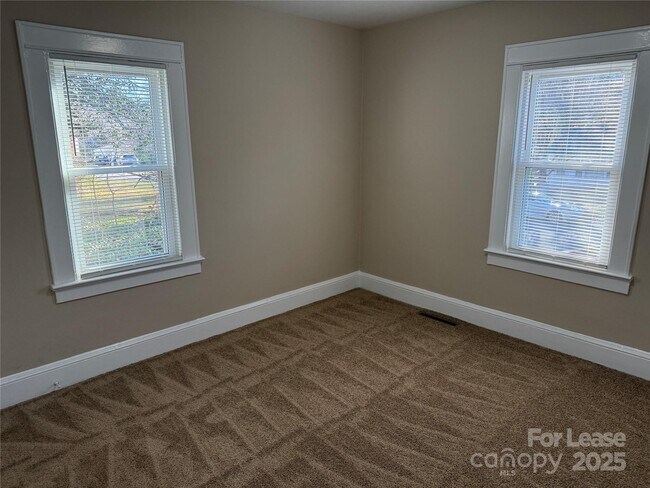 Building Photo - 445 Reynolda Dr