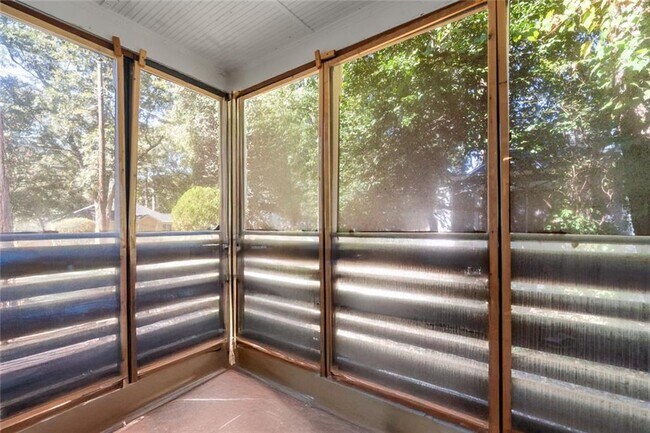 Building Photo - 1552 Belmont Ave SW
