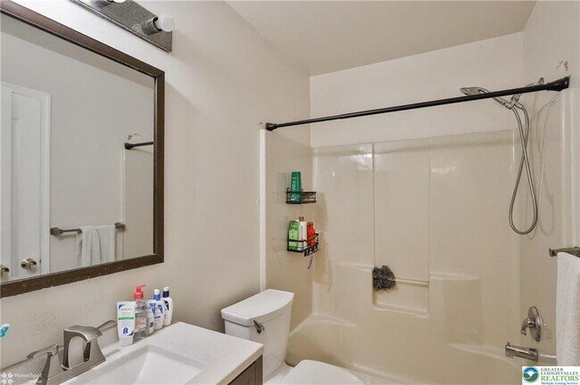 Building Photo - 204 Ridings Cir