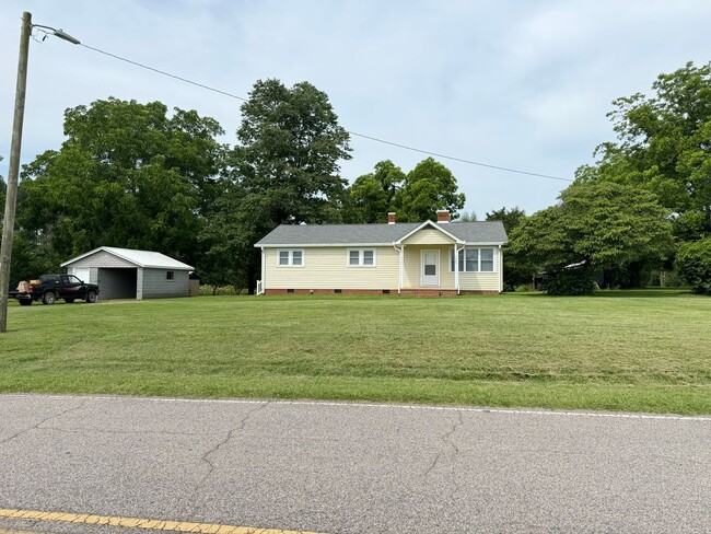 Building Photo - Charming Country Retreat – Peaceful Living...