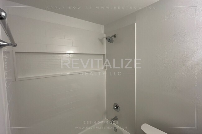 Building Photo - Newly Renovated 3 Bedroom/1 Bathroom Home ...