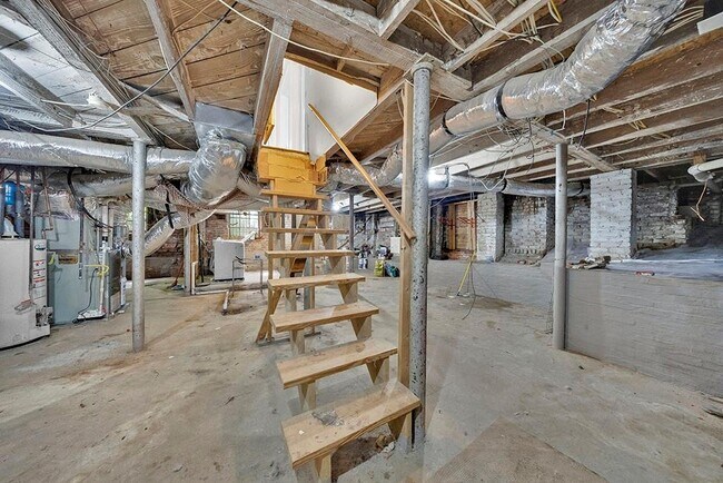 Building Photo - 876 Courtenay Dr NE