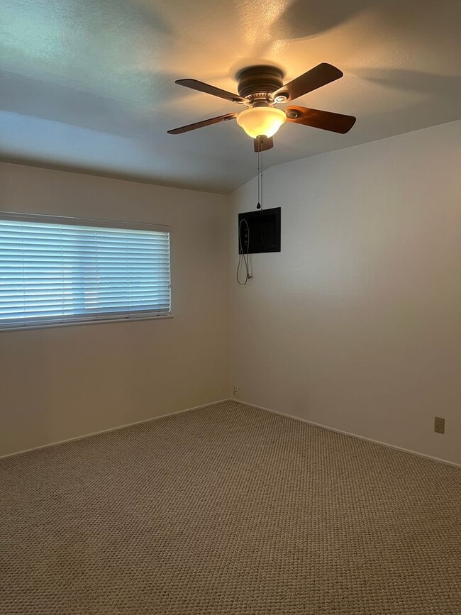 Building Photo - NICE 3 BEDROOM HOME IN ROSEVILLE!
