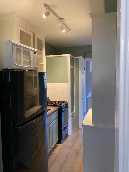 Building Photo - 3914 9th St NE