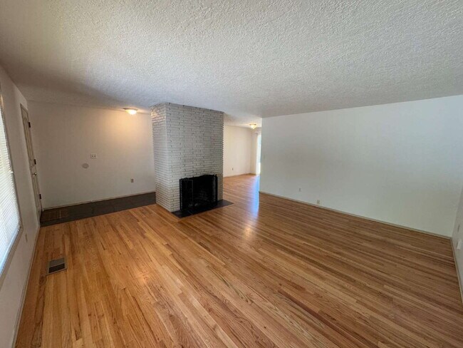 Building Photo - Single-Level Gresham Home / Large Backyard...