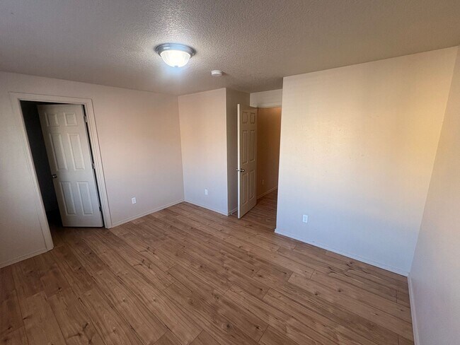 Building Photo - Well Maintained Spacious 4 BD Home with Granite Countertops, Hardwood Floors, High Ceilings, Grea...