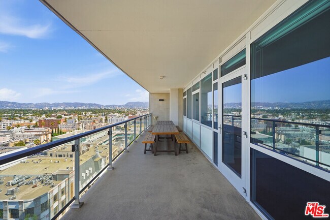 Building Photo - 3785 Wilshire Blvd
