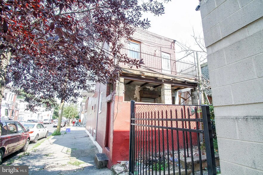 Building Photo - 3068 N Percy St