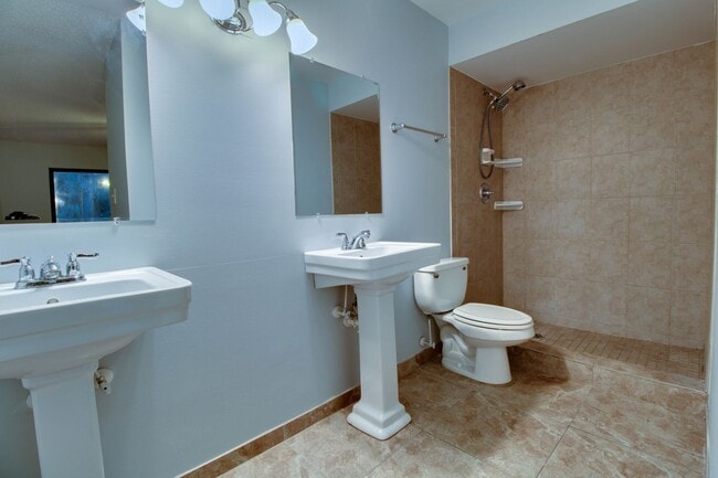 Building Photo - 1455 Oak Pl