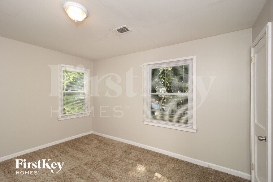 Building Photo - 1800 Oakmont Dr NW