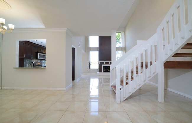 Building Photo - 6595 Parkview Dr