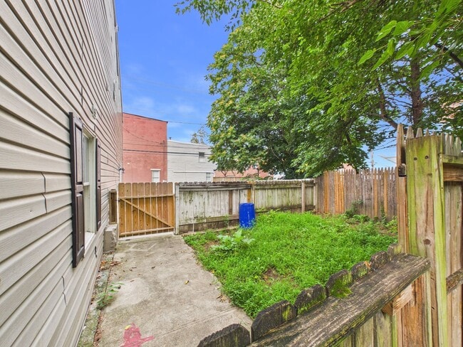 Building Photo - 270 Calder St