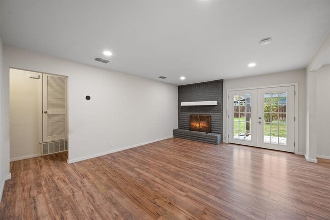 Building Photo - 6305 Clubway Ln