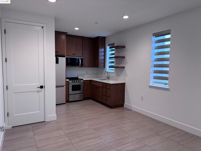 Building Photo - 470 Trellis Wy