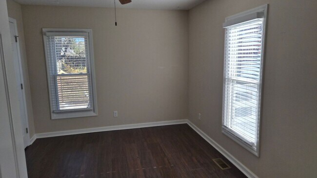 Building Photo - Charming Downtown Sunbury Home!