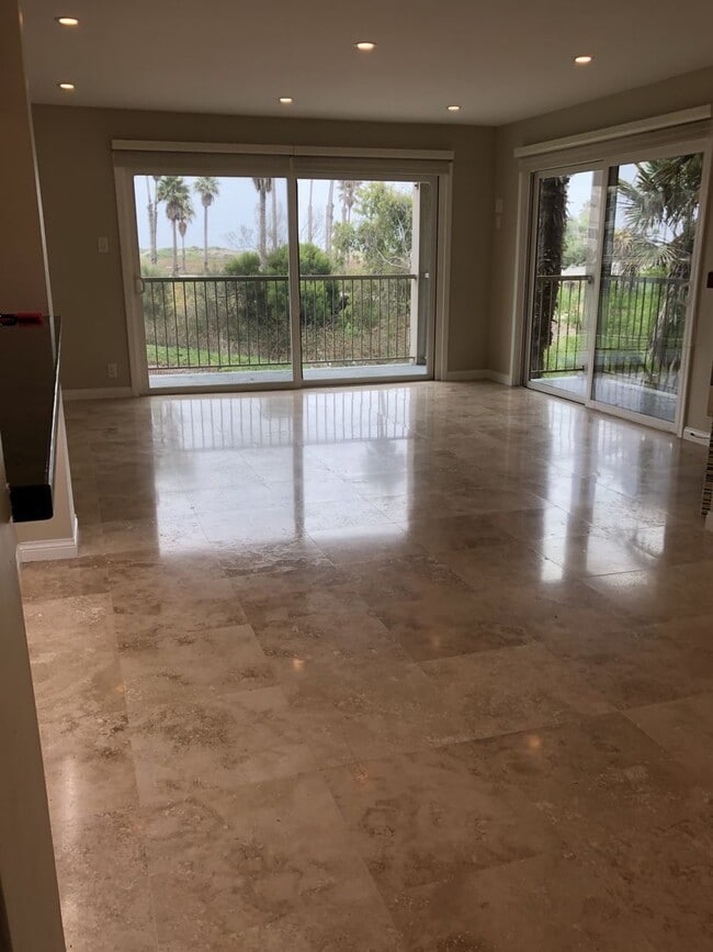 Building Photo - Spacious 3 + 2 Ocean View Condo - Prime Corner Location.