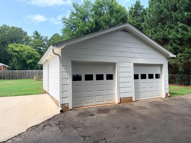 Building Photo - 415 Sells Rd