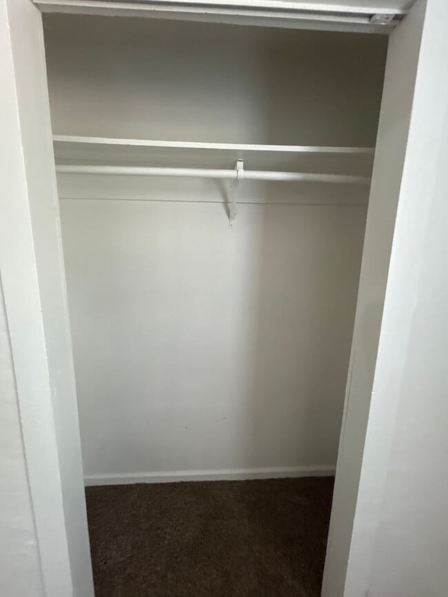 Building Photo - 2 Bedroom Home for Rent in Redding CA | Yard, Fireplace, Pet Friendly