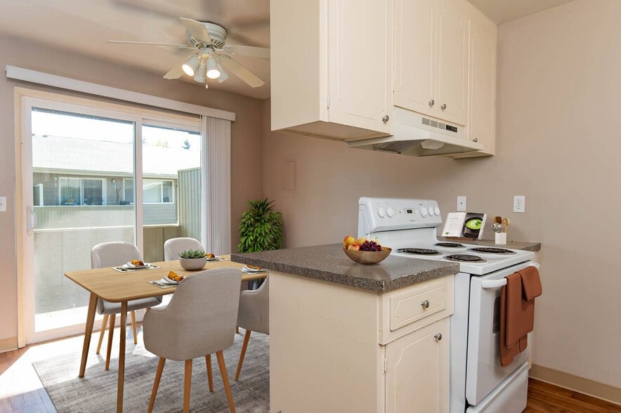 Building Photo - Country Oaks