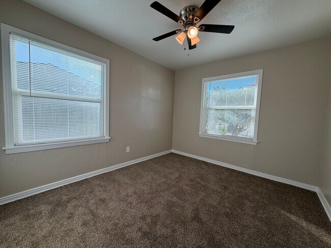 Building Photo - AVAILABLE NOW 2 BEDROOM 1 BATH WITH BONUS/FLEX ROOM IN SOUTH FORT WORTH