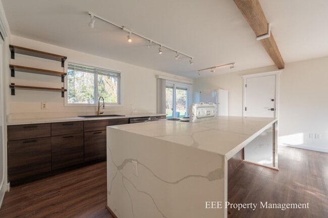 Building Photo - Cozy Redmond Rambler ready for move in NOW