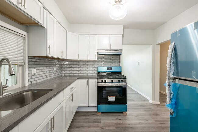 Building Photo - 931 Dunlop Ave