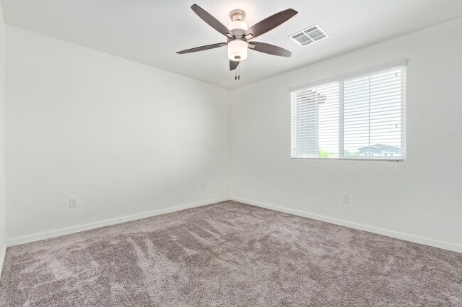 Building Photo - 2321 E Huntington Dr