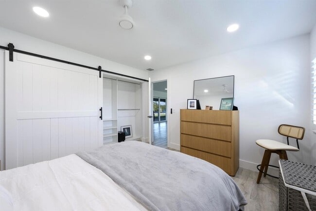 Building Photo - 8585 SE Palm St