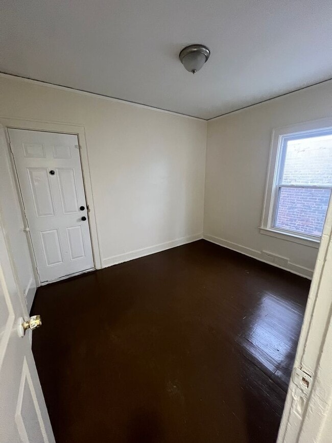 Building Photo - Cozy Westside Family Flat - Upper and Lower Units Available !