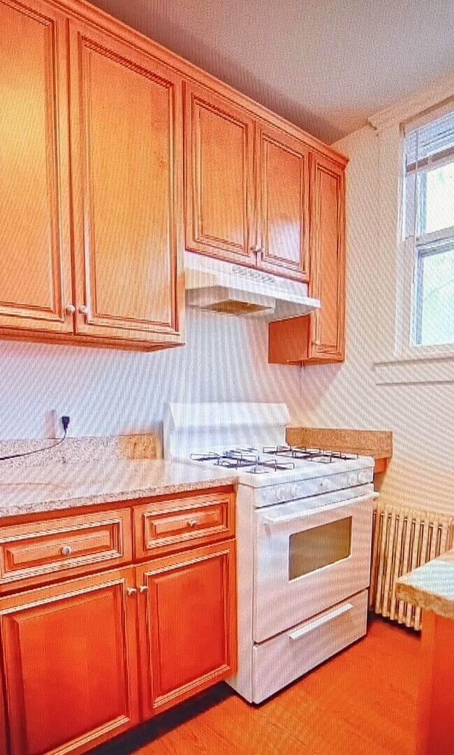 Building Photo - Minutes to Campus / 5 Bedroom / 2 Bathroom