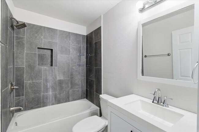 Building Photo - 404 S Murray St