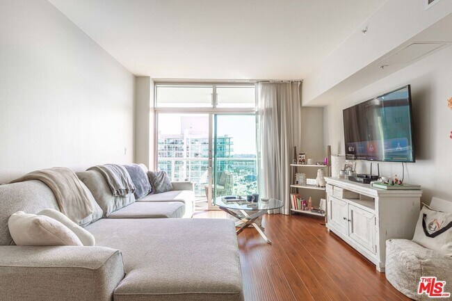 Building Photo - 13700 Marina Pointe Dr
