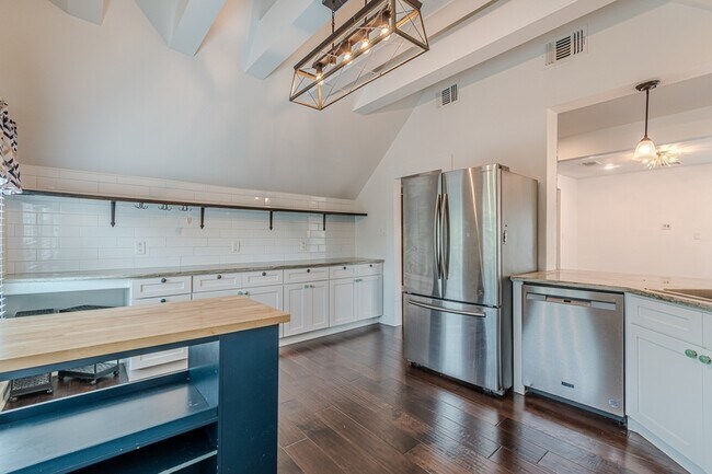 Building Photo - 311 W Mistletoe Ave