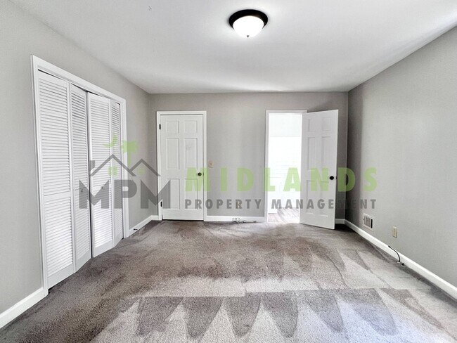 Building Photo - 300 Lydgate Dr