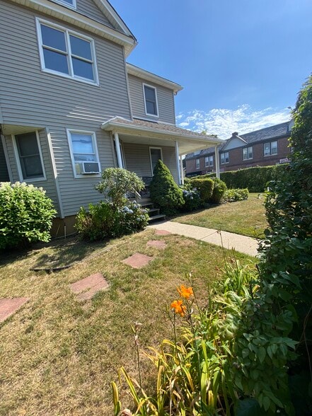 Building Photo - 104 N Forest Ave