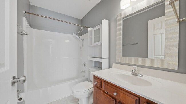 Building Photo - East Brainerd Home Available NOW!