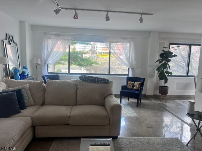 Building Photo - 1375 River Rd