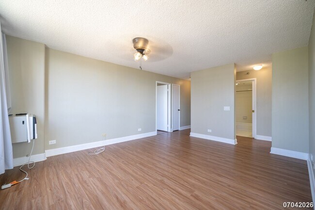 Building Photo - Available now!  2br/2ba/1pkg Condo in Royal Capitol Plaza in Kakaako