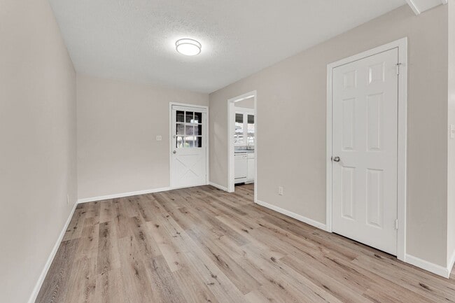 Building Photo - Hickory Village 55 Plus, LLC - 3700 E Cherry St Springfield, MO 65809