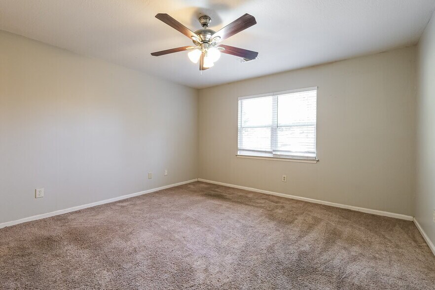 Building Photo - 843 Tall Deer Dr