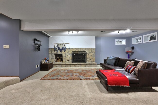 Building Photo - 668 Eagle Ridge