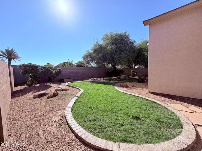 Building Photo - 2061 E Bellerive Pl