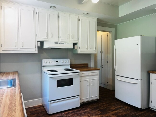 Building Photo - Beautiful 4 bedroom 2 bathroom home in Lagrange! Must see!