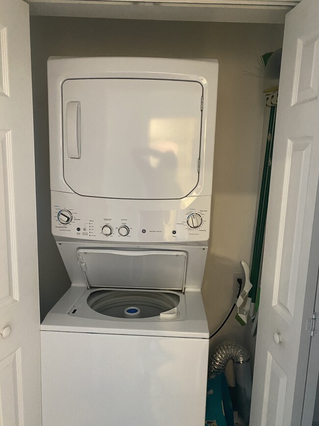 Laundry washer dryer - 117 Bay Shore Ave