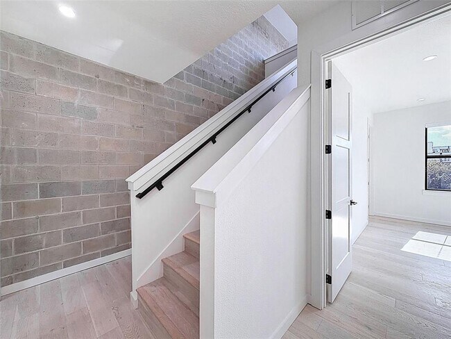 Building Photo - 1302 E Kay St