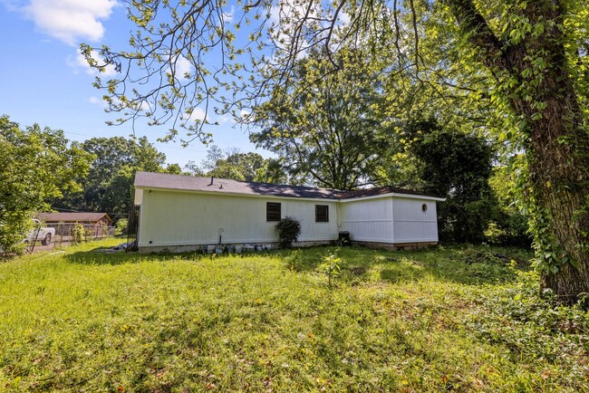 Building Photo - Stylish & Newly Renovated 4 Bedroom 2 Bath...