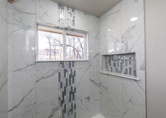 Building Photo - Newly Remodeled 5 Bed Home with Huge Yard