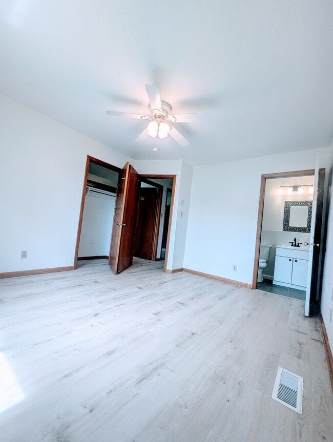 Building Photo - 11124 Farr Dr