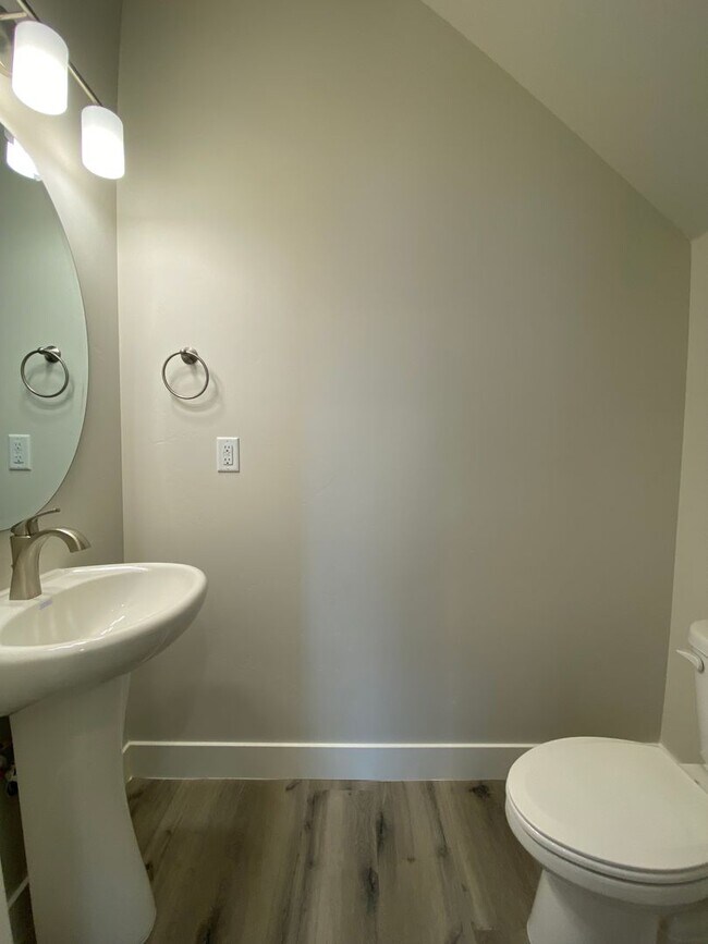 Building Photo - Mustang Townhome!!