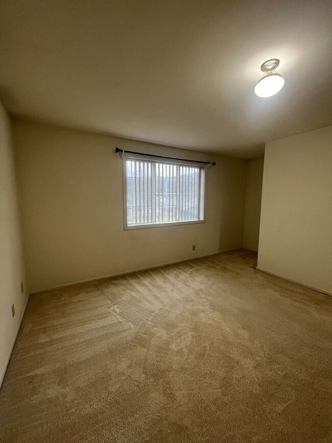 Building Photo - 2-bedroom 1-bathroom duplex in Thurston